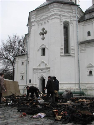 Следователи работают на месте, где стояла походная церковь православных Московского патриархата