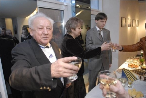 Михайло Коман на свій ювілей пив шампанське. Поруч з ним дружина Раїса, яку Михайло Михайлович знає з дня її народження, та син Михайло