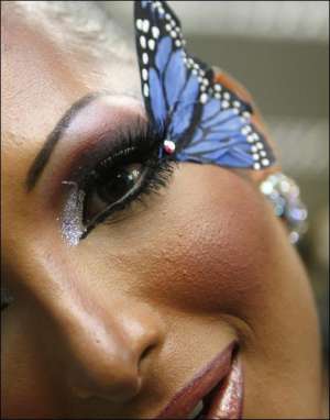 Ежегодно в таиландском городе Патайя проходит конкурс красоты среди трансвеститов. Перед началом шоу мужчине сделали женский макияж — выразительно подчеркнули глаза и прикрепили декоративную бабочку