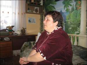 Світлана Кочик у своєму будинку в місті Полонне на Хмельниччині. Каже, що після нападу змінилося все її життя. Жінка живе в постійному страху, боїться виходити на вулицю