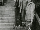 Олесь Гончар з онукою Лесею й донькою Людмилою на Чернечій горі у Каневі, 1982 рік