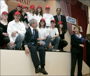 Ученики киевской школы №57 в прошлый вторник поставили спектакль о СПИДЕ для президента США Джорджа Буша. Потом с ним сфотографировались. Справа — первая леди США Лора Буш