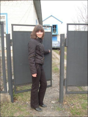 ”Міс Чорнобай” Іра Абрамова біля подвір’я свого дому на вулиці Бурімській
