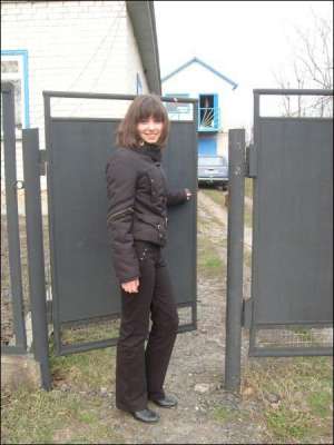 ”Мисс Чернобай” Ира Абрамова возле двора своего дома на улице Буримской