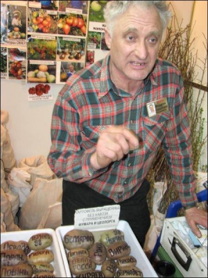В Чернигове на выставке ”Сад. Огород” местный селекционер Александр Ведула торгует семенами и картошкой, которую вырастил сам