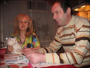 Лучанин Гліб Сергеєв із дружиною Валентиною і кішкою Василисою Прекрасною у своїй квартирі. Чоловікові вдалося зупинити рак плеври