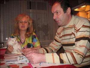 Лучанин Глеб Сергеев с женой Валентиной и кошкой Василисой Прекрасной в своей квартире. Мужчине удалось остановить рак плевры