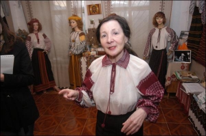 Майстриня Марія Зарембська у галереї ”Рідна хата”, що на вул. Костьольній