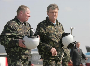 Президент Виктор Ющенко вместе с генералом Василием Никифоровым только что вышли из военного самолета Су-27. Они провели в небе 35 минут. Летчик родом из Калинивки Винницкой области, прослужил в авиации 37 календарных лет. В пересчете на льготные имеет 65