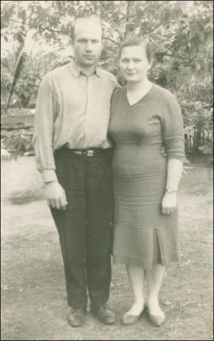 Подружжя Микола та Ольга Бараї 3 травня 1963 року на своєму подвір’ї. Цього дня вони переїхали до хати в селі Крутий Берег Полтавського району