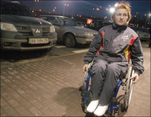 Парализованная Светлана Трифонова — призер трех Параолимпийских игр. Она ездит на лыжах. Светлана 27 лет прикована к коляске, однако сама водит автомобиль