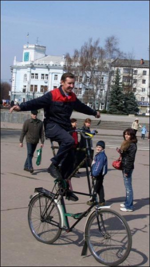 Володимир Вонсович каже, що сідати на велосипед і злазити з нього треба тільки на ходу