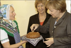 Жителі села Шлайфе на сході Німеччини зустрічають канцлера Аґелу Меркель хлібом-сіллю. Майже в кожному регіоні випікають свої сорти хліба з добавками — оливками, горіхами, гарбузовим насінням. Готують картопляні, морквяні, капустяні паляниці. Найбільше ні