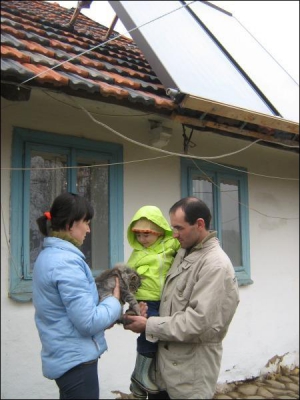 Петро Джуманчук із дружиною Любою та донькою біля свого будинку в селі Ковалівка Коломийського району на Івано-Франківщині