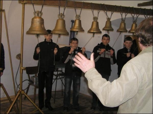Руководитель ансамбля звонарей Александр Евдокимов проводит урок в школе при шаргородскому Свято-Николаевском мужском монастыре на Виннитчине