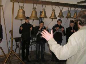 Руководитель ансамбля звонарей Александр Евдокимов проводит урок в школе при шаргородскому Свято-Николаевском мужском монастыре на Виннитчине