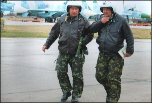 Заступник командувача Повітряних сил Збройних Сил України генерал-майор Василь Нікіфоров (ліворуч) та підполковник Нагім Мусаєв після виконання тренувального польоту на Миргородському аеродромі. Нікіфоров 28 березня пілотував літак Су-27 разом із президен