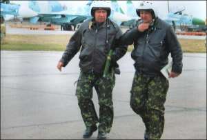 Заместитель командующего Воздушных сил Вооруженных Сил Украины генерал-майор Василий Никифоров (слева) и подполковник Нагим Мусаев после выполнения тренировочного полета на Миргородском аэродроме. Никифоров 28 марта пилотировал самолет Су-27 вместе с през