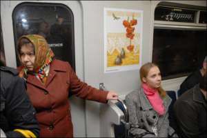 Графика Натальи Кохаль ”Белое кружево” в вагоне метро Киевского метрополитена