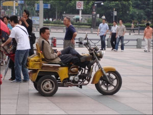 В китайском Шанхае по городу ездят частные трехколесные мотоциклы на бензине. Это значительно более дешевый транспорт, чем государственные такси, хотя он запрещен законом