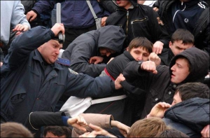 Харківська міліція втихомирює дніпропетровських уболівальників палицями