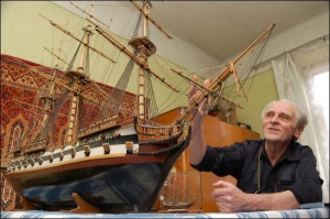 Львовянин Бронислав Мартынов  показывает макет корабля ”Победоносец”. В интернет-магазине его оценили в 10 тысяч долларов