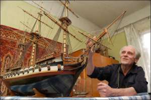 Львовянин Бронислав Мартынов  показывает макет корабля ”Победоносец”. В интернет-магазине его оценили в 10 тысяч долларов