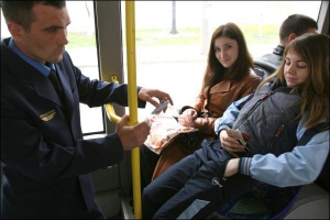 Контролер Олександр Ліхачов перевіряє квитки у пасажирів столичного автобусного маршруту №38