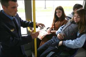 Контролер Александр Лихачев проверяет билеты у пассажиров столичного автобусного маршрута №38