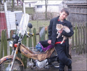 Василий Хомич возле своего дома в селе Шайноги Радехивского района на Львовщине. После больницы парень охотно ездит на мопеде