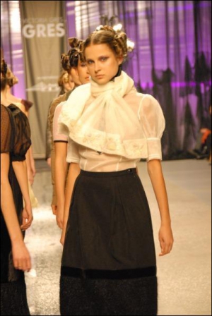 На ”Українському тижні моди”, що відбувся у березні цього року, столична дизайнерка Вікторія Гресь використала у своїй колекції як аксесуар напівпрозорі широкі шалики з вишиваними краями