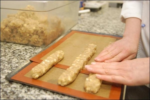 Кондитер столичного готелю ”Редісон” Зоя Пархоменко готує італійське печиво кантучіні до запікання. У цукровому тісті є горішки — мигдаль і фундук