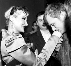 Ренате Литвиновой целует руку композитор Евгений Рибчинский. Возле них — совладелец бутика обуви Геннадий Боровик