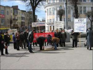 Рабочие Уладовского сахарозавода 8 апреля пикетируют Винницкую обладминистарцию. Они протестуют против резки  завода на металлолом. С собой привезли мешок сахара с надписью ”Уладовский сахар для губернатора”. Мешок оставили в приемной губернатора