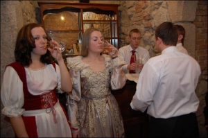 Посетители пришли в львовский ресторану ”Пивниця Лева” в старинной одежде. Они получат 50-процентную скидку