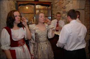 Відвідувачі прийшли до львівського ресторану ”Пивниця Лева” у старовинному одязі. Вони отримують 50-відсоткову знижку