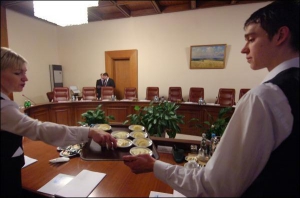 Працівники апарату Кабміну перед учорашнім засіданням уряду розставляли на стіл для міністрів каву з вершками та чай з нарізаними лимонами