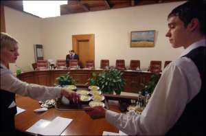 Работники аппарата Кабмина перед вчерашним заседанием правительства расставляли на стол для министров кофе со сливками и чай с нарезанными лимонами