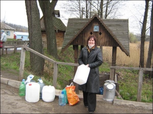 Черкащанка щотижня приїжджає в село Мельники Чигиринського району на Черкащині набрати води з джерела Дзюркало. У ній міститься багато срібла