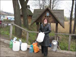 Черкащанка еженедельно приезжает в село Мельники района Чигирина на Черкащине набрать воды из источника Дзюркало. В ней содержится много серебра