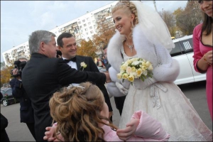 Анатолій Кінах (ліворуч) на весіллі доньки Зої із бізнесменом Максимом Кузьменком (у центрі). 28 жовтня 2006 року