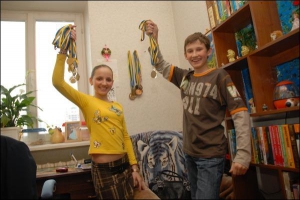 Софія і Тарас Нестеренки, крім дубляжу, займаються спортивними танцями. Діти показують свої нагороди, що висять у спальні