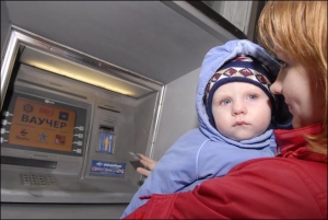 Помощь на годовалого сына Артема киевлянка Марина Бойко получает в банкомате на улице Пражской. Это рядом с ее домом