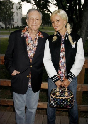 Основатель журнала ”Плейбой” Хью Хефнер с подружкой 27-летней Холли Мэдисон. Лос-Анджелес, 27 июня 2007 года
