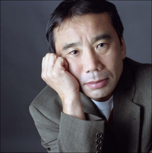 Харукі Муракамі (на фото) має молодшого на три роки колегу-тезку Рю Муракамі. Обидва письменники ставали лауреатами головної літературної премії Японії —премії Номи
