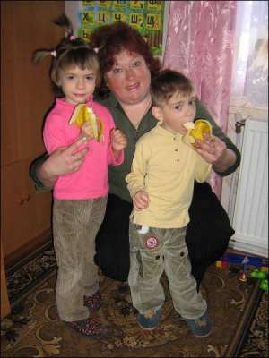 38-річна Лариса Дмитрук з прийомними дітьми. Коли Аня та Ярослав приїхали жити до Лариси та Леоніда, не знали, як виглядають курка та корова