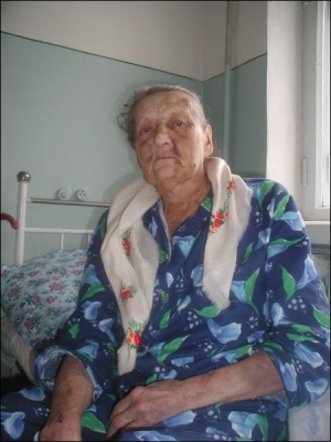 Дария Синица сидит на кровати в Козелецкой райбольнице Черниговской области. После ограбления женщина каждую ночь кричит от кошмаров