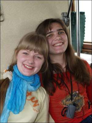 Ольга Жагаляк (слева) с подругой в поезде по дороге из Львова в Харьков