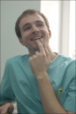 Олексій Бараш працює ембріологом у столичній клініці ”Надія”. Він під мікроскопом запліднює яйцеклітини