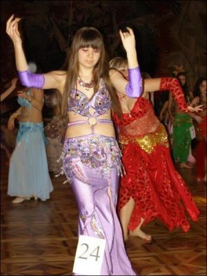 15-річна Анастасія Стасюк — переможниця фестивалю східних танців у категорії юніорів. Дівчина два роки займається танцями
